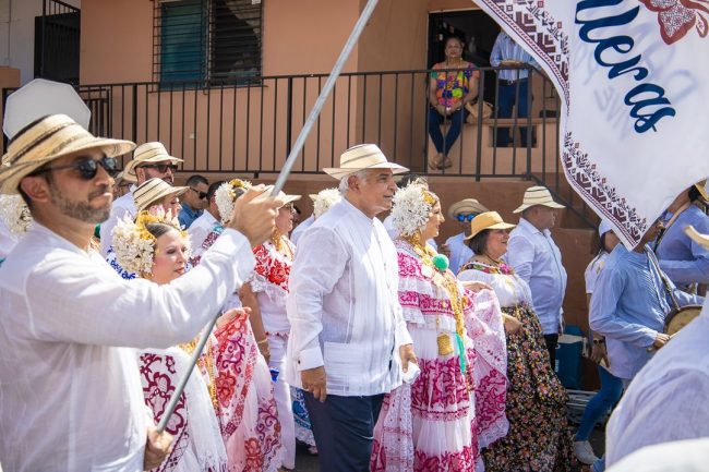 Desfile de las Mil Polleras rompe récord económico en la provincia de Los Santos - Desfile de las mil polleras 2025