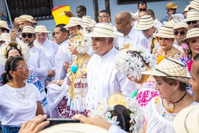 Desfile de las Mil Polleras rompe récord económico en la provincia de Los Santos - Presidente Mulino