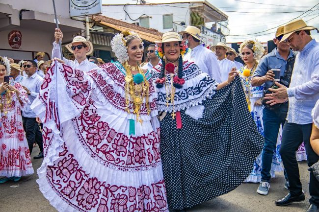 Desfile de las Mil Polleras rompe récord económico en la provincia de Los Santos