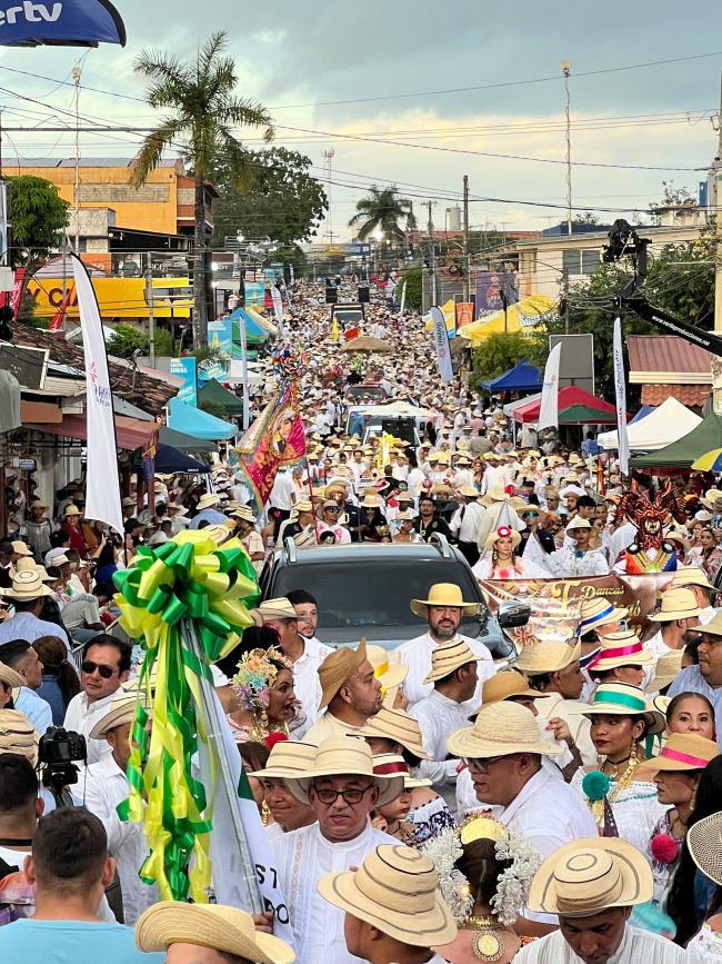 Desfile de las Mil Polleras rompe récord económico en la provincia de Los Santos